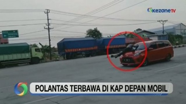 Terbawa di Kap Mobil, Polantas Terluka