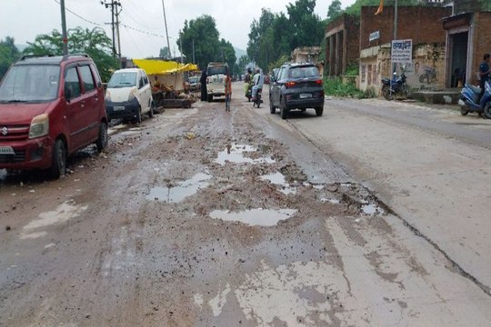 sawaimadhopur news बारिश में टूटी सडक़ें, हादसों की आशंका, जिम्मेदार बेपरवाह