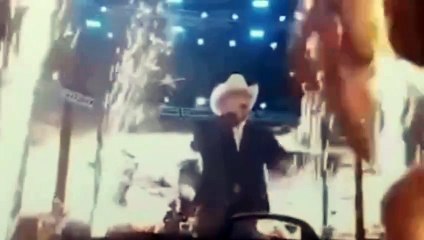 Cantor salva fã que foi atingida por fogos de artifício em cima do palco