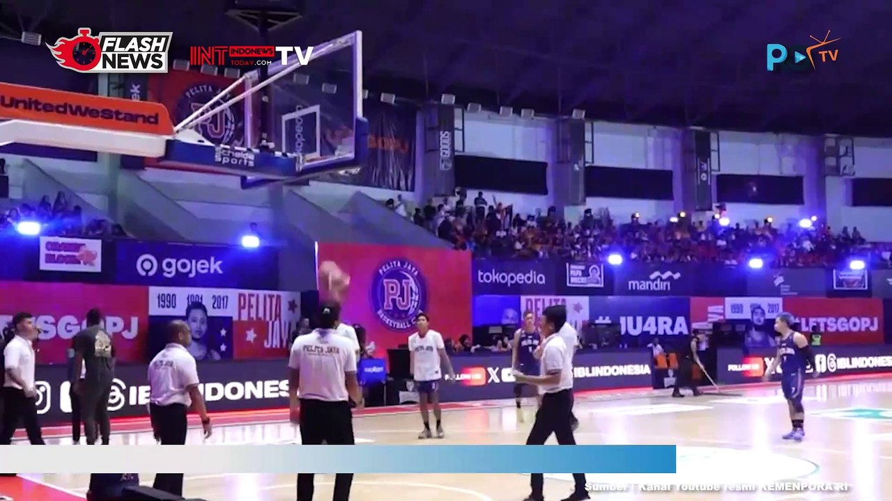 Menpora Dito Serahkan Piala IBL 2024 Kepada Pelita Jaya Jakarta