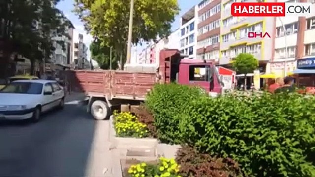 Burdur'da freni boşalan kamyonet refüje çıkarak durabildi