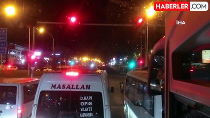 Polis otobüse yolcu gibi binerek şoförü denetledi