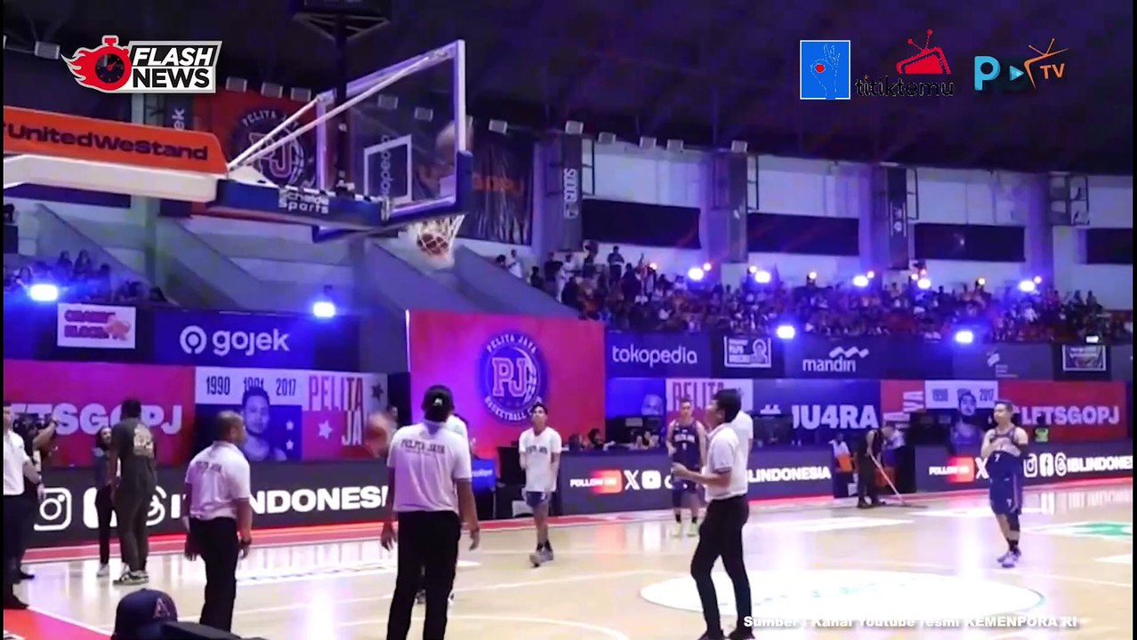Menpora Serahkan Trofi IBL 2024 Kepada Pelita Jaya Jakarta