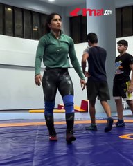 ‘पोळी भाजी आणि घरचं लोणी..’, विनेश फोगट पोलादी शरीर कमवण्यासाठी काय काय करते?