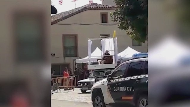 El polémico vídeo del alcalde de Soria impartiendo bendiciones con una escobilla de baño a bordo de su 'papamóvil'