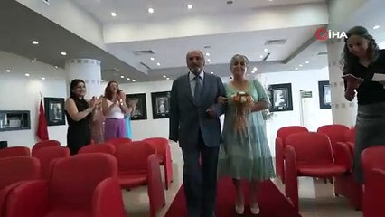 Yaşlı evinde tanışan çift dünya evine girdi