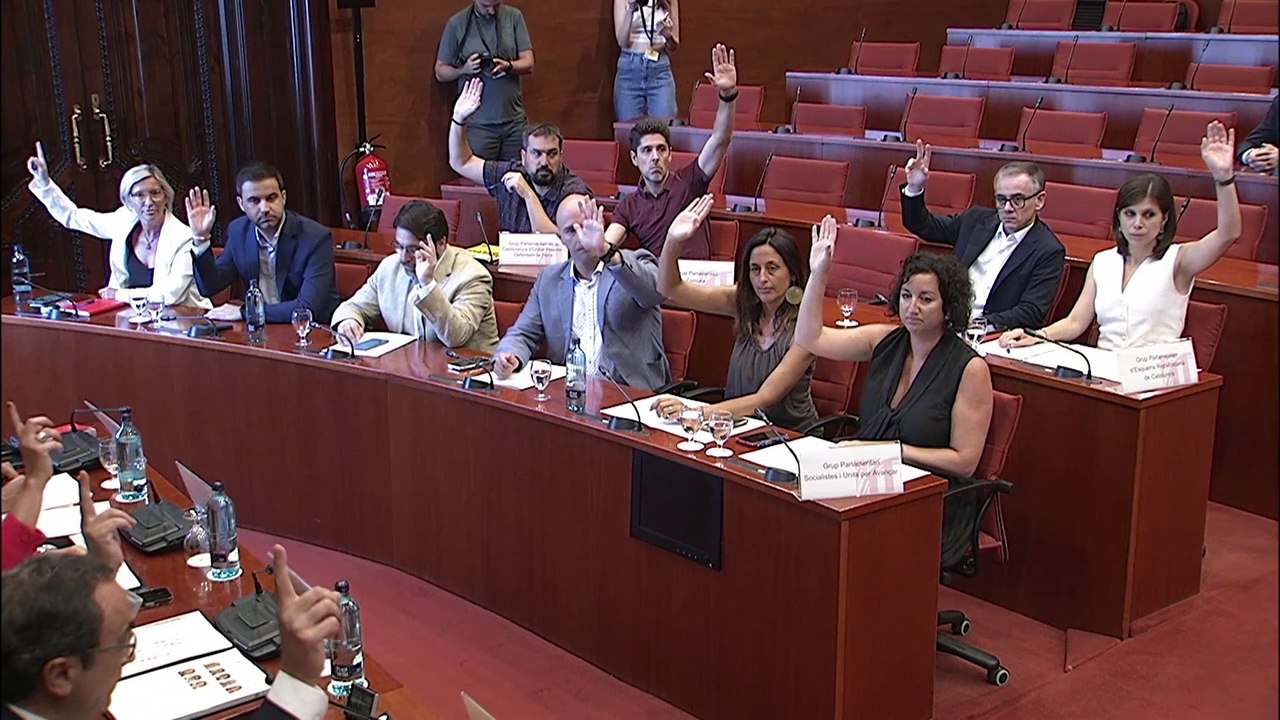 El Parlament convoca el pleno de investidura para este jueves con abstención de PP y Vox