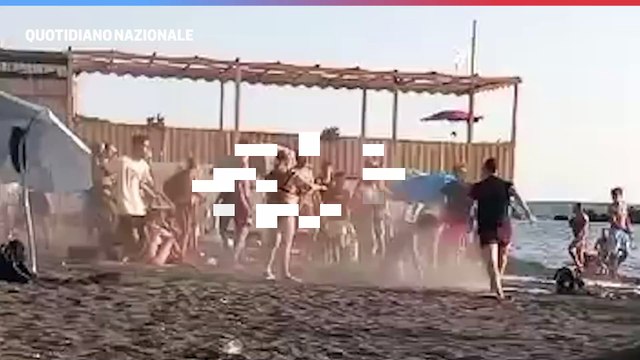 Maxi rissa sulla spiaggia di Ercolano, il sindaco: Non siete degni