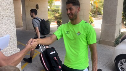 Ayoze se detiene con los aficionados béticos que claman para que no se marche