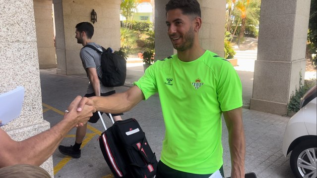 Ayoze se detiene con los aficionados béticos que claman para que no se marche