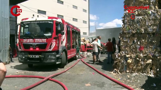 Avcılar’da kağıt geri dönüşüm deposunda korkutan yangın