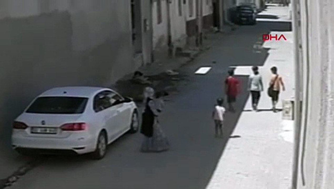 Başıboş köpekler çocuklara kabusu yaşattı