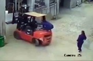 Forklifti tutmaya çalışan kadın atında ezilerek hayatını kaybetti! O anlar böyle kaydedildi