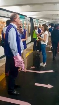 Quelle #ambiance à #Paris ! Juste #génialissime !!! Même l’ancien premier-ministre français, Jean Castex, patron de la #RATP, s’est transformé en guide dans le #métro #parisien. #ParisOlympics2024 #paris2024 #jeancastex