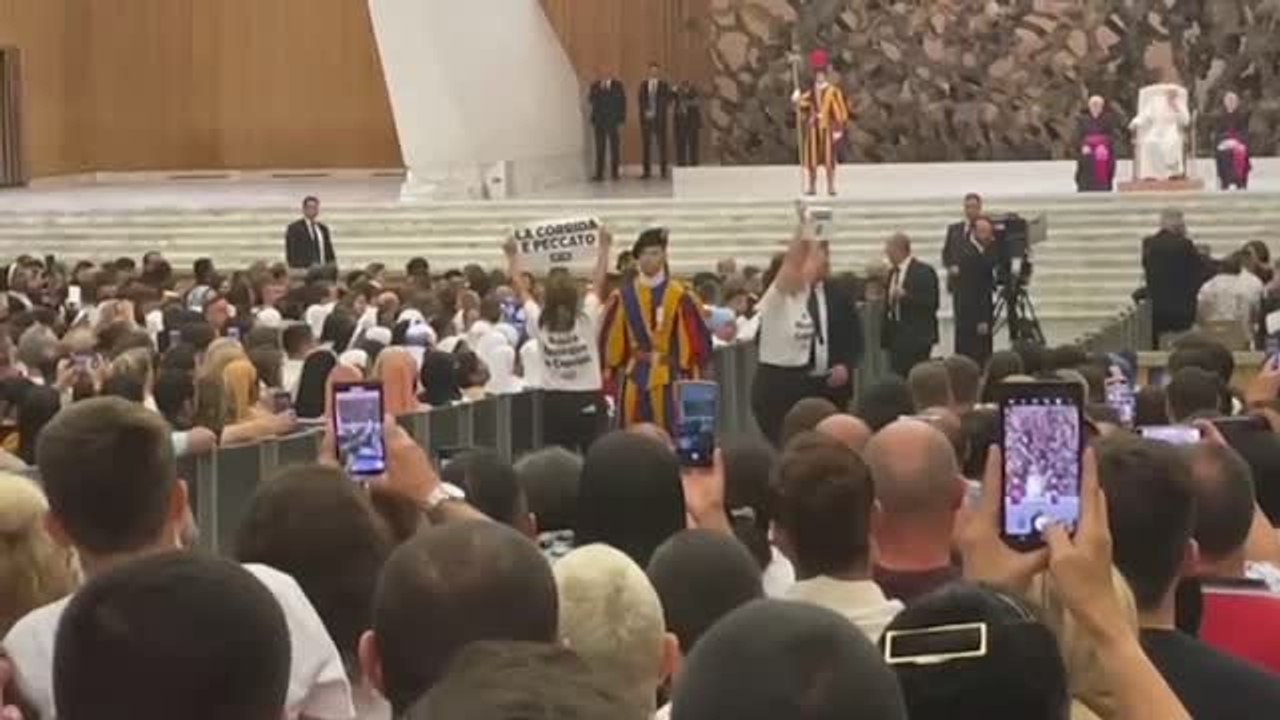 Dos activistas animalistas interrumpen la audiencia del papa Francisco con mensajes contra la tauromaquia