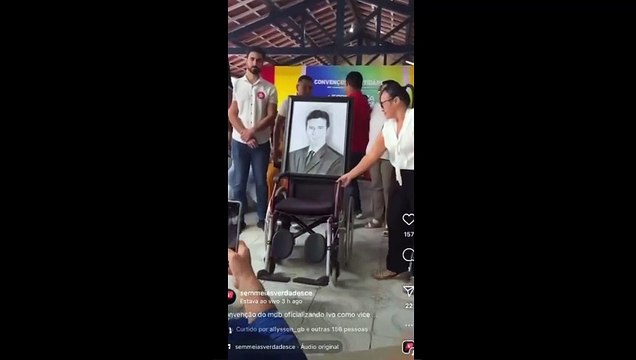 Deputado estadual Agenor Neto (MDB) levou um retrato do pai, falecido há oito meses, para um ato de campanha do filho, Ilo Neto (PT),