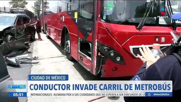 Unidad de Metrobús y dos automóviles chocan en la Ciudad de México