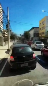 Mulher com bebê é rendida por criminosos e tem carro roubado