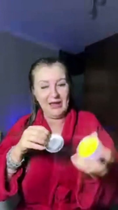 Um toque e uma vela vai esconder anos de bigode chinês