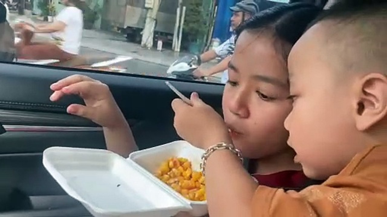 Em ơi, em ăn gì nè?
