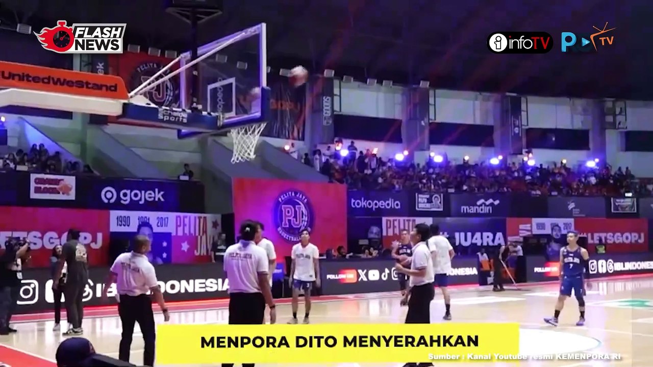 MENPORA DITO SERAHKAN PIALA IBL 2024 KEPADA PELITA JAYA JAKARTA