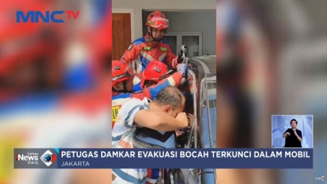 Petugas Damkar Evakuasi Bocah Terkunci dalam Mobil di Jakarta Timur