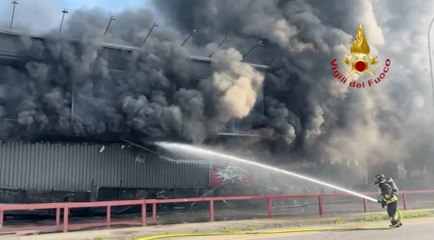 Incendio divora capannone di una catena di supermercati cinesi (07.08.24)