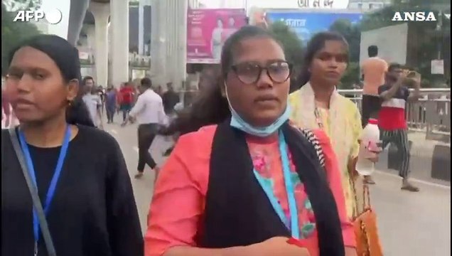 Bangladesh, manifestanti in strada mentre la premier si dimette