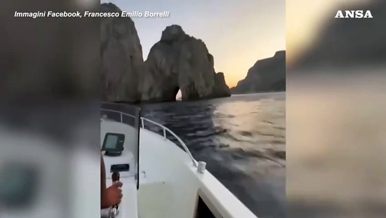 L'assalto proibito a Capri, col motoscafo tra i Faraglioni