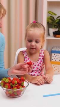 How to eat strawberry - genius trick #123go #food #parenting #hacks