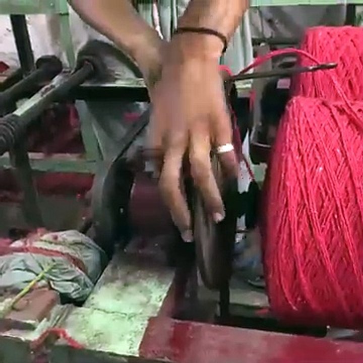 छोटी देसी इकाई में चारपाई बिस्तर के लिए रस्सियों का उत्पादन