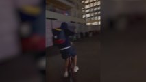 Los marchadores madrugaban por su medalla y se encontraban a un deportista celebre que volvía de fiesta