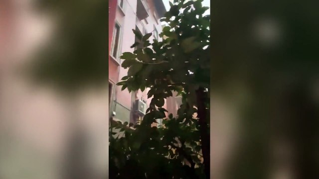 Pioggia, cielo nero e forti raffiche di vento: il nubifragio estivo si abbatte su Milano