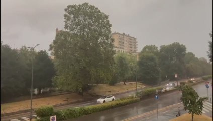 Milano colpita da violento nubifragio, le immagini - Video