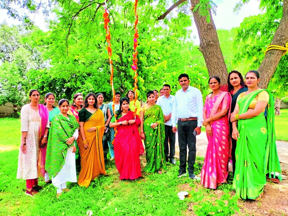 तीज उत्सव: महिलाओं ने उठाया झूलों का लुत्फ ... देखें वीडियो....
