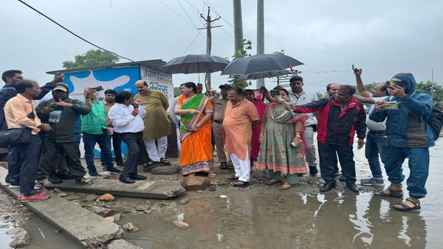 उधड़ी सड़कों-जलभराव-गंदगी के बीच विधानसभा अध्यक्ष के साथ अफसर सड़कों पर