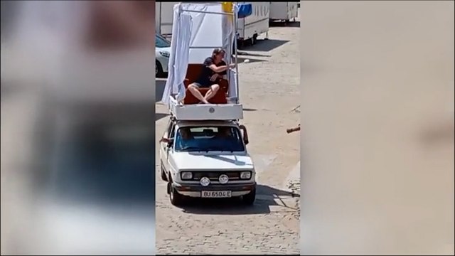 El alcalde de Soria simula estar sentado en el papamóvil durante las fiestas de Tardelcuende