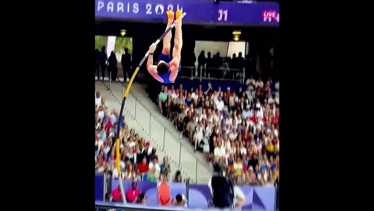 le perchiste français Anthony Ammirati fait tomber la barre... pas de chance