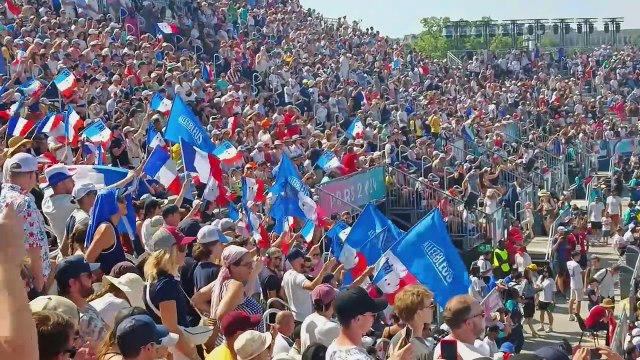Les Jeux Olympiques à PARIS - Fan zone de lhotel de ville et aprem Beach volley à la tour eiffel 29 Juillet 2024