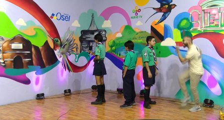 Juego de Charadas con Conductores y Niños Scouts