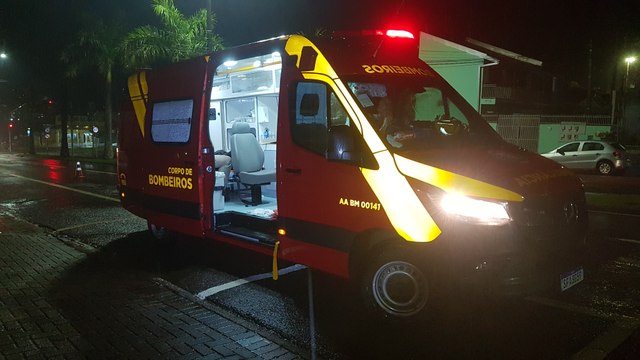 Homem cai de moto e fica ferido na Av. Brasil em Cascavel