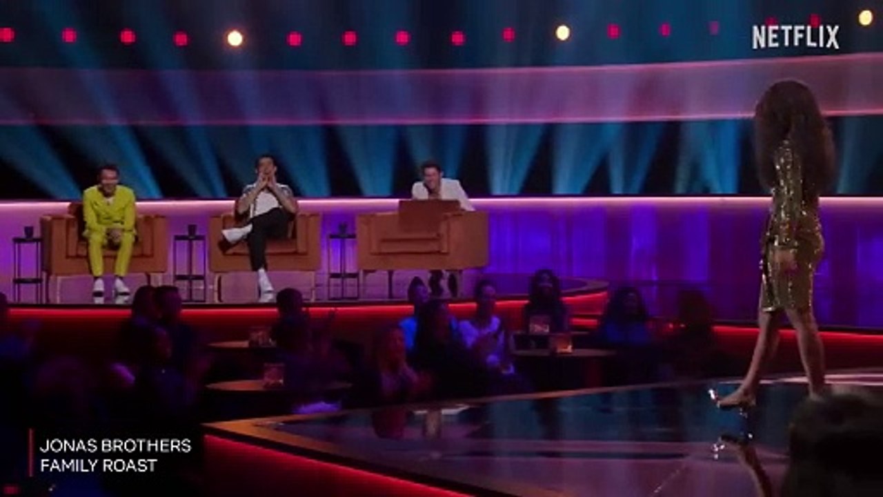 Priyanka Chopra SAVAGELY ROASTS Nick Jonas - Jonas Brothers Family Roast - Netflix India