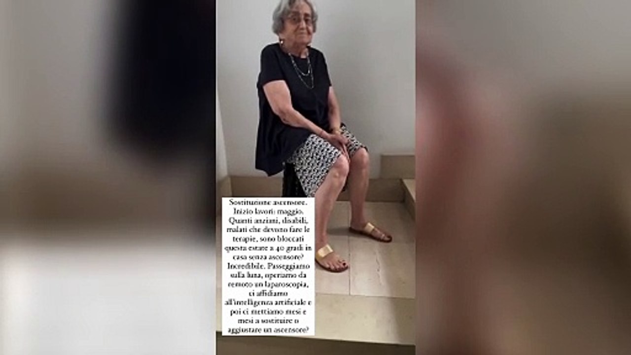 Luciana Littizzetto e la madre 91enne bloccata al terzo piano: «Andiamo sulla luna e ci mettiamo mesi ad aggiustare un ascensore?»