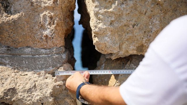 Tehlike saçıyor Çatlaklar: 25 santimetreye ulaştı, taşlar devrildi