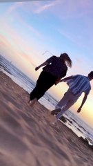 Loïc de la saison 8 de "Mariés au premier regard" se dévoile à la plage avec sa compagne le 7 août 2024.