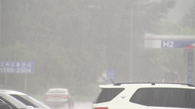 [날씨] 폭염 속 중부 비·남부 소나기...'시간당 30mm↑ 강한 비' / YTN