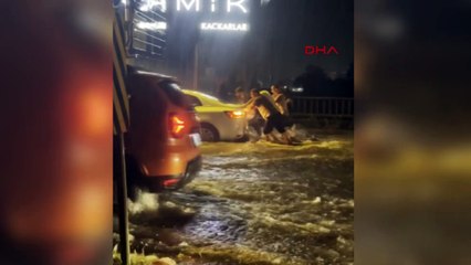 Rize'de sağanak sele döndü: Araçlar yolda mahsur kaldı