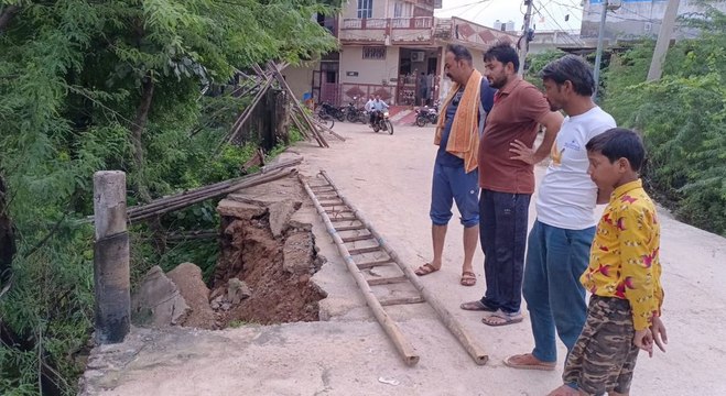 बारिश से पुलिया क्षतिग्रस्त, हादसे का बना है डर