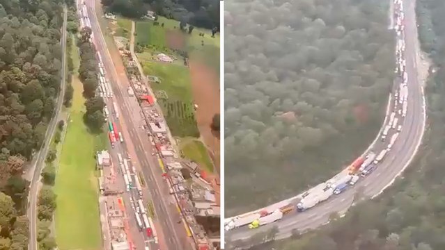 Increíble toma aérea del interminable tráfico provocado por bloqueo en la autopista México-Puebla, ya lleva más de 30 horas