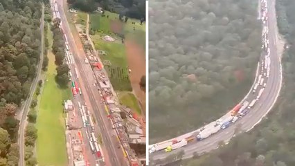 Increíble toma aérea del interminable tráfico provocado por bloqueo en la autopista México-Puebla, ya lleva más de 30 horas